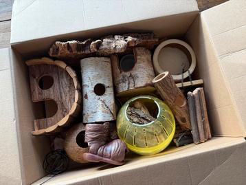 Doos vol met 20+ hamster of andere knaagdier accessoires beschikbaar voor biedingen