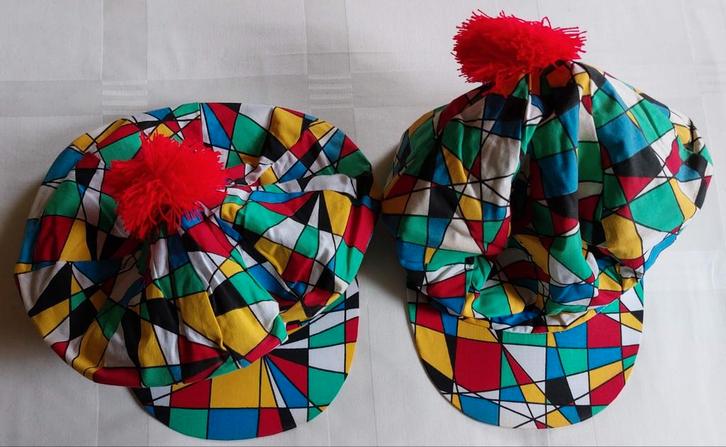 Kleurrijke vintage petten met pompon, Kleding | Dames, Hoeden en Petten, Ophalen of Verzenden