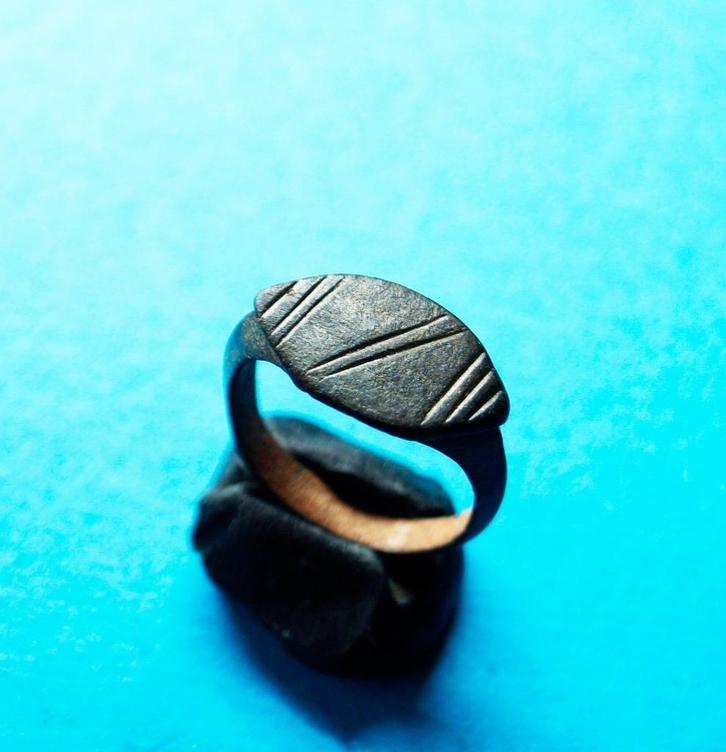 Vingerring - 1e/3e eeuw - Brons - Bodemvondst - F, Sieraden, Tassen en Uiterlijk, Antieke sieraden, Ring, Brons, Ophalen of Verzenden