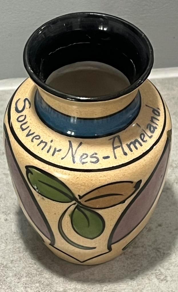 antiek vaasje souvernir Nes Ameland art deco stijl, Antiek en Kunst, Antiek | Vazen, Ophalen of Verzenden