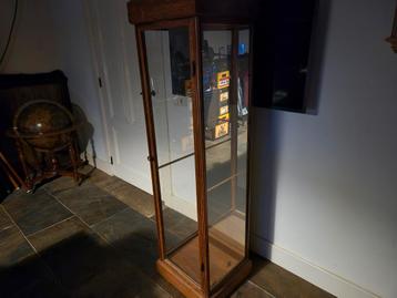 Mooie smalle vitrinekast beschikbaar voor biedingen