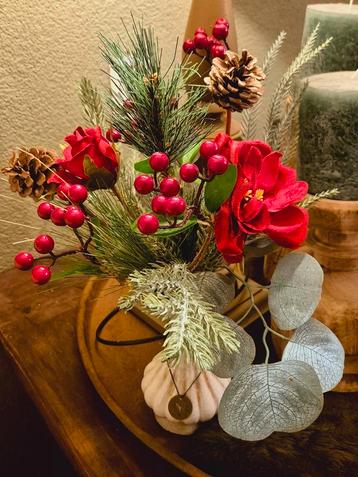 Brynxz vaasje beige  met rood zijde kerst boeketje  beschikbaar voor biedingen