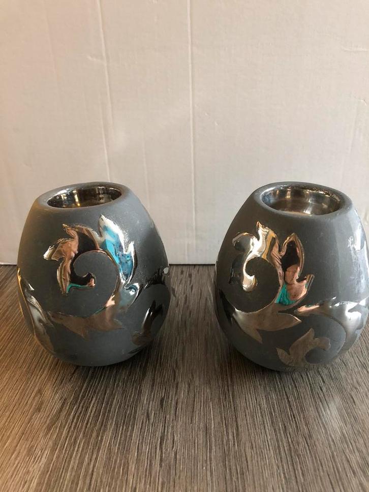 2 waxinelichthouders grijs met zilver motief, Huis en Inrichting, Woonaccessoires | Kandelaars en Kaarsen, Gebruikt, Kandelaar