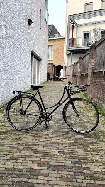 Grote oma fiets met krat drager beschikbaar voor biedingen