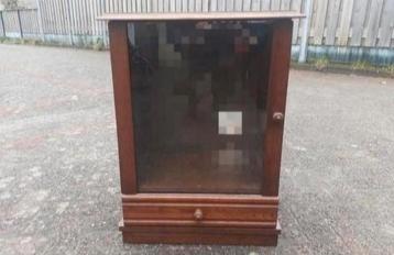 Oude vintage houten kast met glasplaat deur  beschikbaar voor biedingen