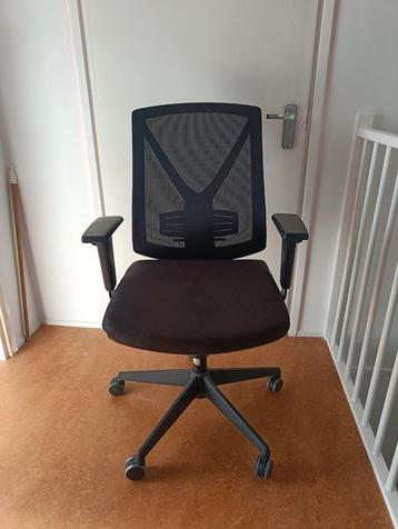 Ergonomische bureaustoel beschikbaar voor biedingen