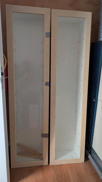 2 Ikea Bertby Vitrinekasten beschikbaar voor biedingen