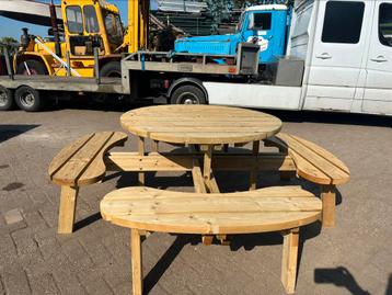 Ronde houten picknicktafel met parasolgat beschikbaar voor biedingen