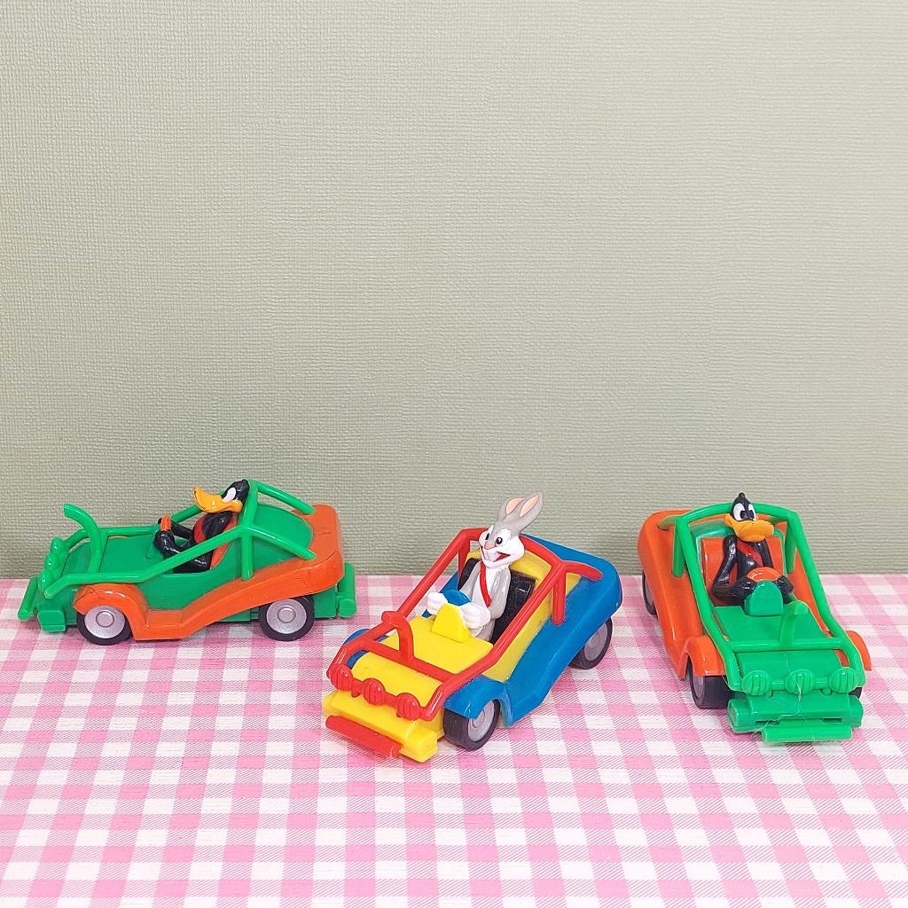 Kinder Maxi figuren Looney Tunes Bugs Bunny Daffy Duck auto, Hardplasticfiguren, Ophalen of Verzenden, Zo goed als nieuw, Onbekend