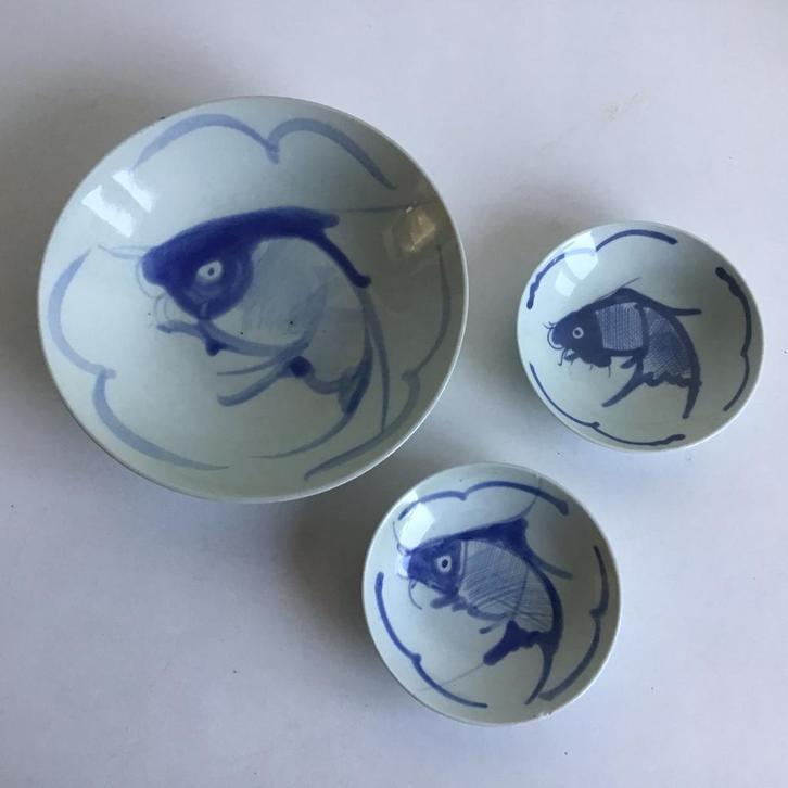3x Chinees blauw Koi karper vis schaaltjes 20 en 11 cm, Antiek en Kunst, Antiek | Servies los, Ophalen of Verzenden