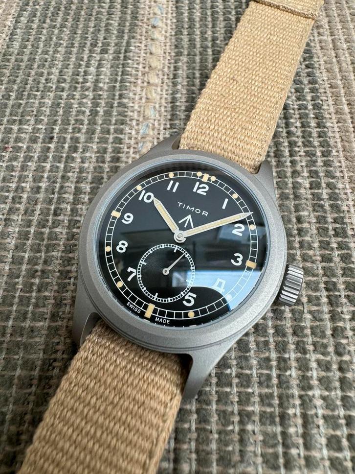 Nieuwstaat Timor Heritage Field Dirty Dozen W10 Re-Edition, Sieraden, Tassen en Uiterlijk, Sporthorloges, Zo goed als nieuw, Ophalen of Verzenden