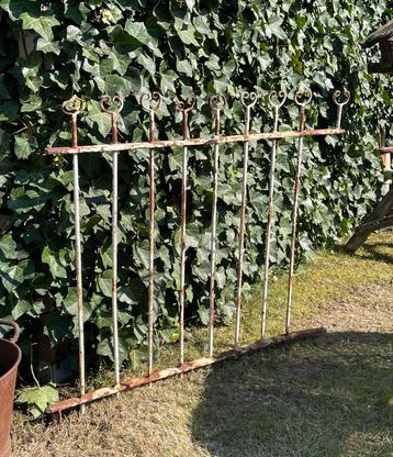 Brocante oud Frans smeedijzeren herwerkje / hekje / tuinhek beschikbaar voor biedingen
