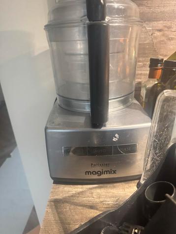 Keukenmachine Magimix met extra onderdelen beschikbaar voor biedingen