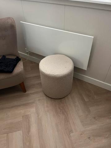 Leuke ronde poef beschikbaar voor biedingen