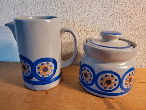 roomstel suikerpot en melkkan vintage zonne-decor blauw geel, Huis en Inrichting, Keuken | Servies, Zo goed als nieuw, Overige typen