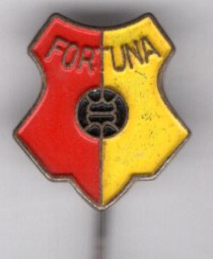 Fortuna zilverkleurig voetbal speldje ( Z_195 ), Verzamelen, Speldjes, Pins en Buttons, Zo goed als nieuw, Speldje of Pin, Sport