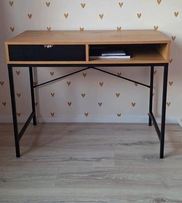 Bureau hout beschikbaar voor biedingen