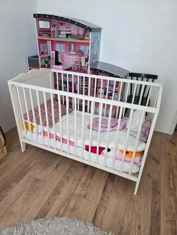 Baby Ledikant met Matras en Accessoires beschikbaar voor biedingen