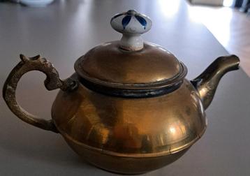 Klein theepotje met Delftsblauw dop beschikbaar voor biedingen