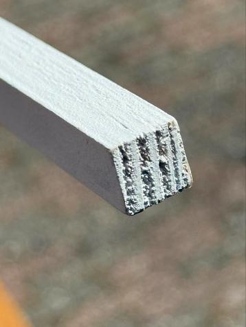 14 wit gelakte latten van 1 cm x 1 cm beschikbaar voor biedingen