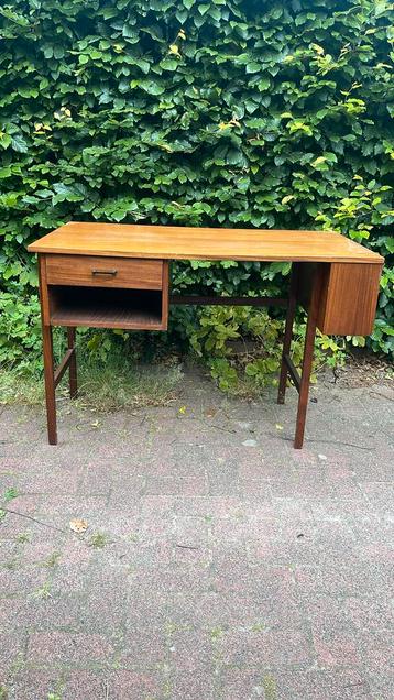 Vintage bureau beschikbaar voor biedingen