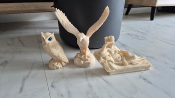 Beeldjes van alabaster uil, adelaar en vrouw beschikbaar voor biedingen