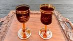 2 glazen bi-color met geslepen decoratie en gouden rand, Antiek en Kunst, Antiek | Glas en Kristal, Ophalen of Verzenden