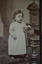 duitsland 1900 kabinetfoto meisje wit jurkje op stoel, Ophalen, Voor 1920, Sterren en Beroemdheden