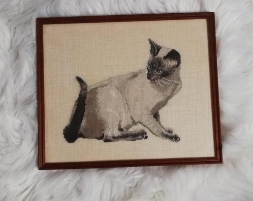 Vintage geborduurd schilderij met (siamese) kat, Huis en Inrichting, Woonaccessoires | Schilderijen, Tekeningen en Foto's, Zo goed als nieuw