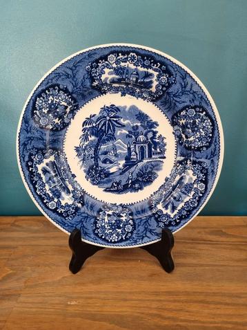 Twee borden Petrus Regout & Co Maastricht  beschikbaar voor biedingen