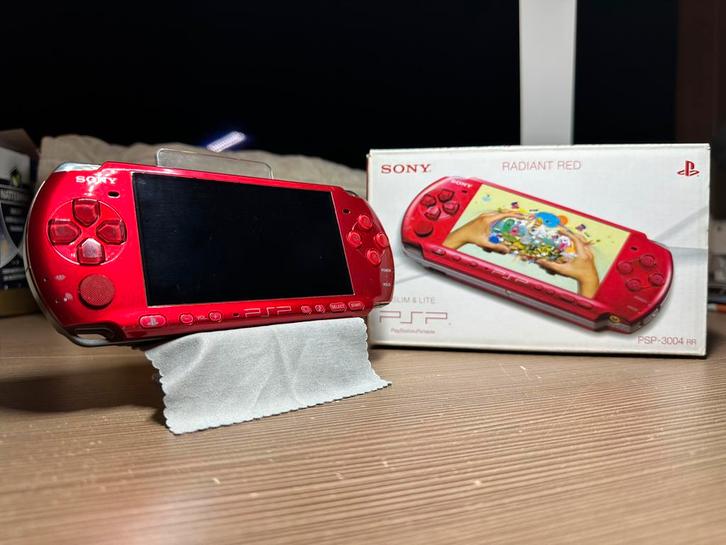 PSP 3004 - Radiant Red - Top staat, Spelcomputers en Games, Spelcomputers | Sony PSP, Zo goed als nieuw, PSP 3000, Overige kleuren
