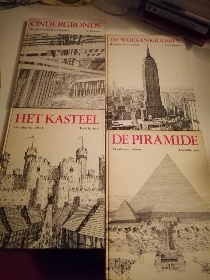David Macaulay Kasteel Wolkenkrabber Piramide Ondergronds, Boeken, Overige Boeken, Gelezen, Ophalen of Verzenden