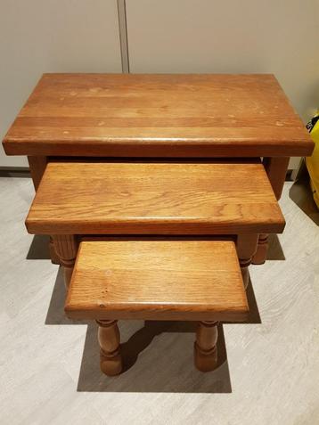 Licht eiken bijzet-tafeltjes beschikbaar voor biedingen