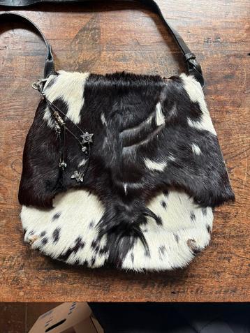 Leuke koeienleren tas met supermooie “bag charm” beschikbaar voor biedingen