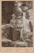 Kabinetfoto Hollands echtpaar bij waterval 1900, Verzamelen, Natuur, Verzenden, Foto, Zo goed als nieuw