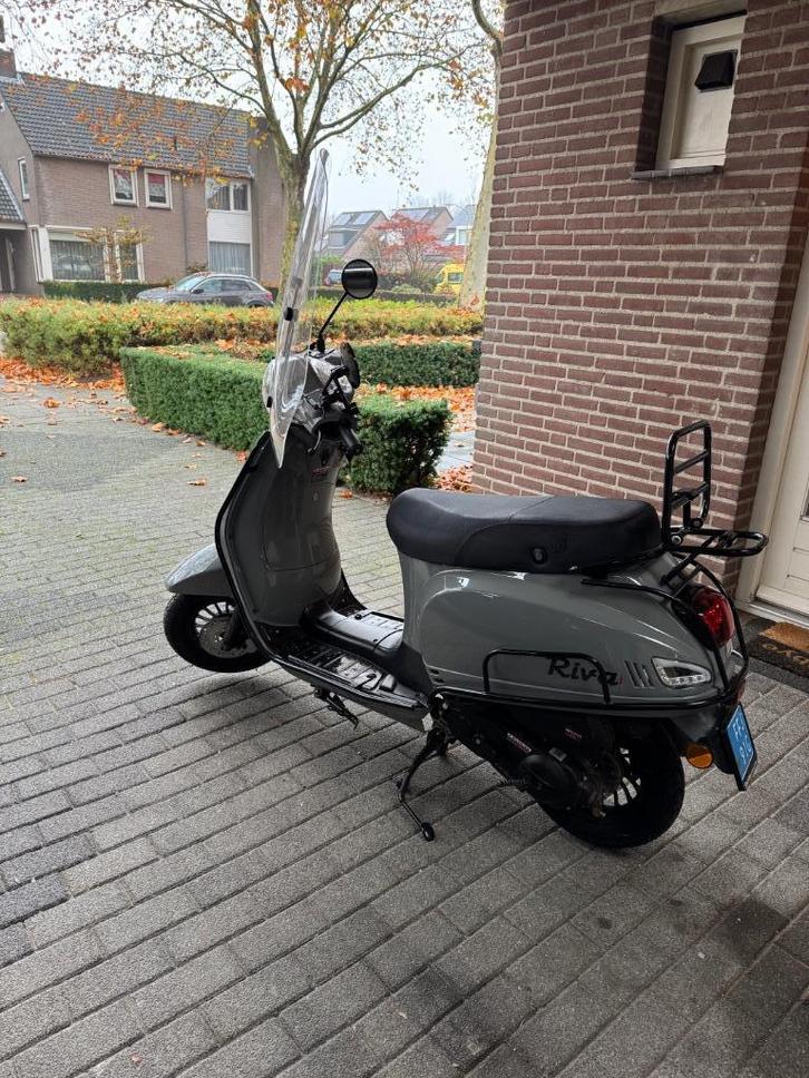 BTC riva grijs, Fietsen en Brommers, Snorfietsen en Snorscooters, Zo goed als nieuw, Overige merken, Benzine, Ophalen