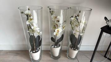 3 vazen met nep orchideeën beschikbaar voor biedingen