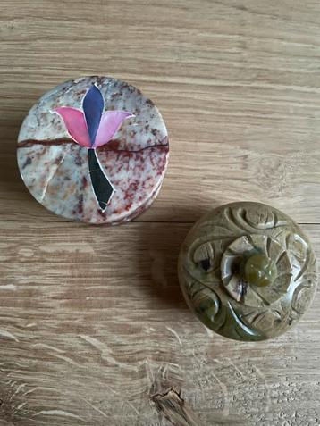 2 x vintage speksteen dekseldoosje doosje parelmoer inleg beschikbaar voor biedingen
