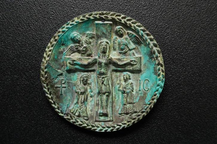 Bronzen icoon plaquette hanger afbeelding kruisiging Jezus, Antiek en Kunst, Antiek | Religie, Ophalen of Verzenden