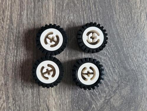 Lego Technic wielen, witte velg & smalle grof profiel band., Kinderen en Baby's, Speelgoed | Duplo en Lego, Gebruikt, Lego, Losse stenen