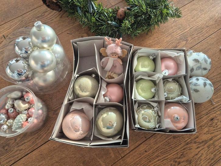 Diverse kerstballen mintgroen pastelroze en zilver, Diversen, Kerst, Zo goed als nieuw, Ophalen of Verzenden