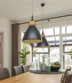 Industriële hanglampen zwart met houten detail, Huis en Inrichting, Lampen | Hanglampen, Ophalen, Gebruikt, Hout, Minder dan 50 cm