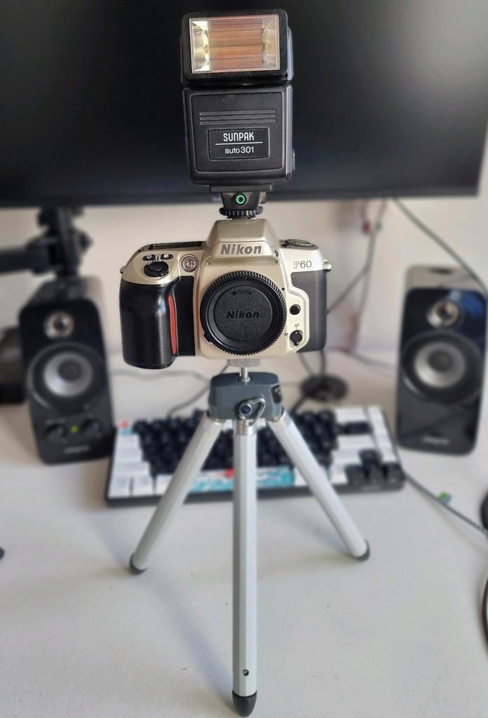 NIKON F60 body met statief en externe flitser, Audio, Tv en Foto, Fotocamera's Analoog, Gebruikt, Spiegelreflex, Nikon, Ophalen of Verzenden
