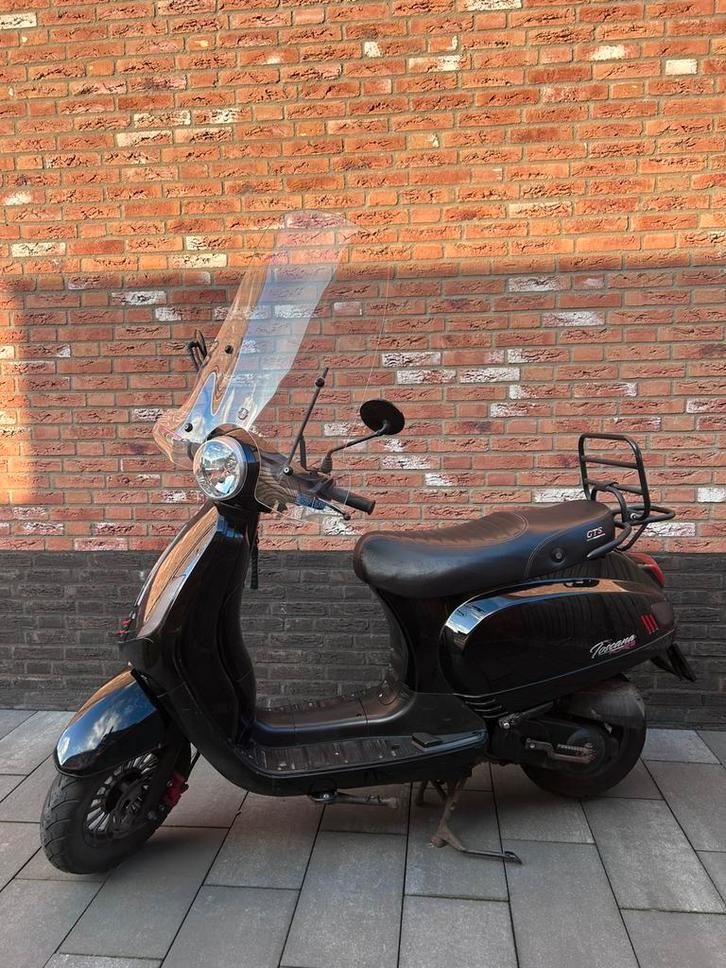 Scooter GTS Toscana, Fietsen en Brommers, Snorfietsen en Snorscooters, Zo goed als nieuw, Overige merken, Benzine, Ophalen