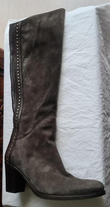 Nieuw, bruin suede laarzen, mt 39,5. Merk Le Pepé. beschikbaar voor biedingen