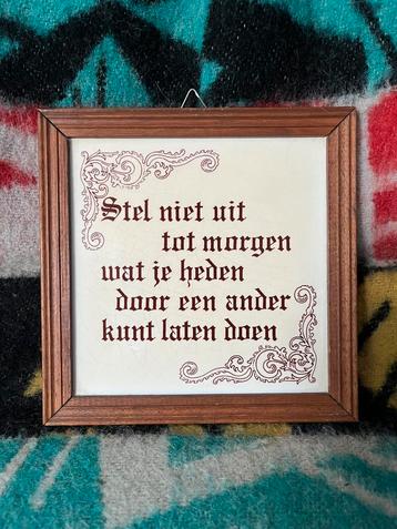 Porseleinen wandtegel in houten lijst (tegelwijsheid) beschikbaar voor biedingen