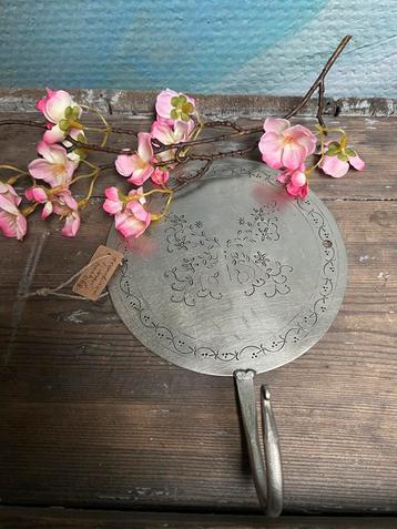 Grote vintage tinnen scandinavische haak beschikbaar voor biedingen