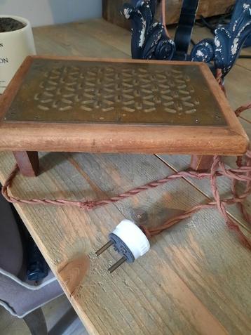 Warm houd plaatje van messing en hout.  beschikbaar voor biedingen