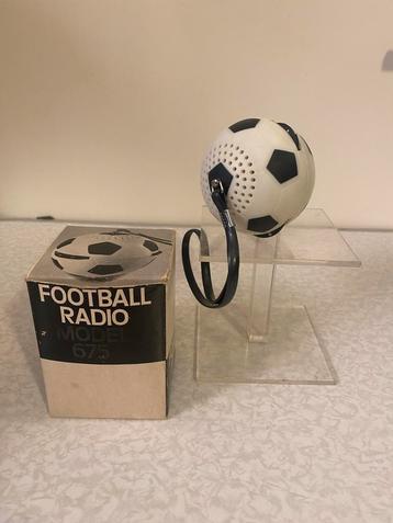 Vintage Voetbal Radio Model 675 beschikbaar voor biedingen