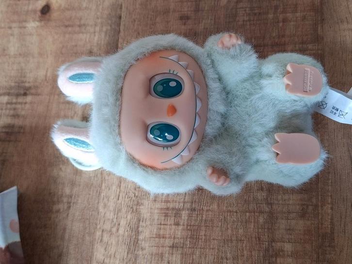 Originele Labubu Have A Seat QuQu blauw Popmart, Verzamelen, Poppetjes en Figuurtjes, Nieuw, Ophalen of Verzenden